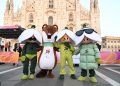 mascotte in piazza Duomo a Milano per l'arrivo della fiamma olimpica per le paralimpiadi 2026