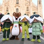 mascotte in piazza Duomo a Milano per l'arrivo della fiamma olimpica per le paralimpiadi 2026
