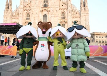 mascotte in piazza Duomo a Milano per l'arrivo della fiamma olimpica per le paralimpiadi 2026