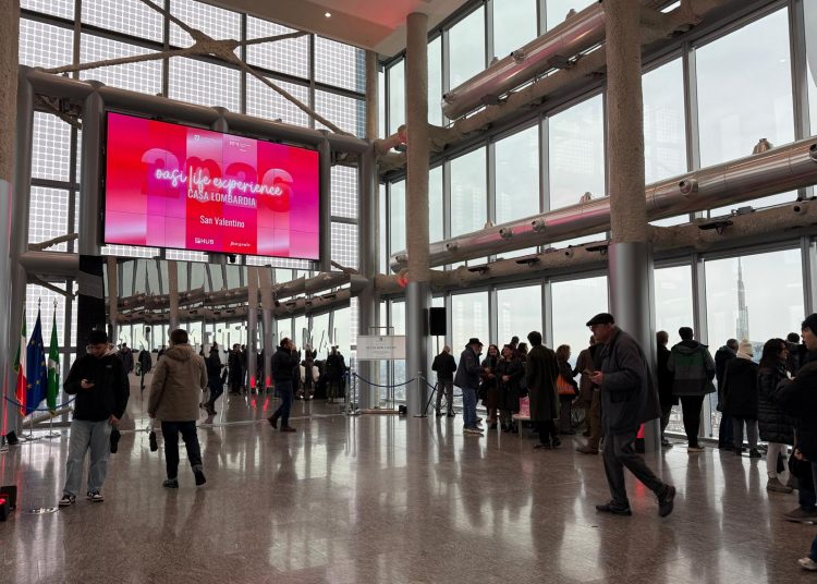 LNews-Foto.PALAZZO LOMBARDIA: SAN VALENTINO, TUTTO ESAURITO AL BELVEDERE PER UN BACIO AD ALTISSIMA QUOTA