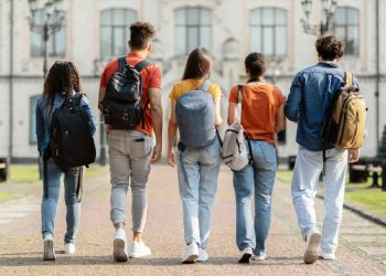 foto generica di studenti da dietro per dare il concetto delle risorse stanziate per la dote scuola 2026-2028