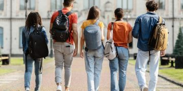 foto generica di studenti da dietro per dare il concetto delle risorse stanziate per la dote scuola 2026-2028