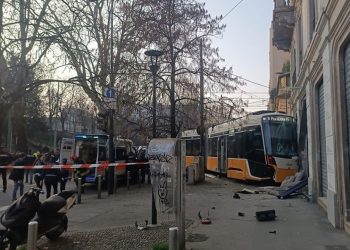 L’assessore al Welfare di Regione Lombardia  Guido Bertolaso è intervenuto sull'incidente del tram deragliato in via Vittorio Veneto a Milano. Foto Ansa Il luogo dell'incidente del tram deragliato in via Vittorio Veneto a Milano