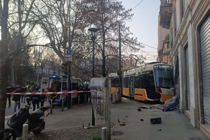 L’assessore al Welfare di Regione Lombardia  Guido Bertolaso è intervenuto sull'incidente del tram deragliato in via Vittorio Veneto a Milano. Foto Ansa Il luogo dell'incidente del tram deragliato in via Vittorio Veneto a Milano