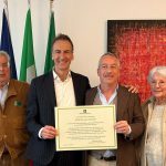 assessore Fermi con il proprietario dell'edicola del Nando in occasione della celebrazione dei 115 anni di attività