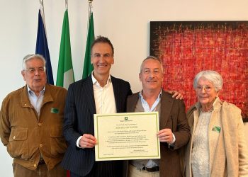 assessore Fermi con il proprietario dell'edicola del Nando in occasione della celebrazione dei 115 anni di attività