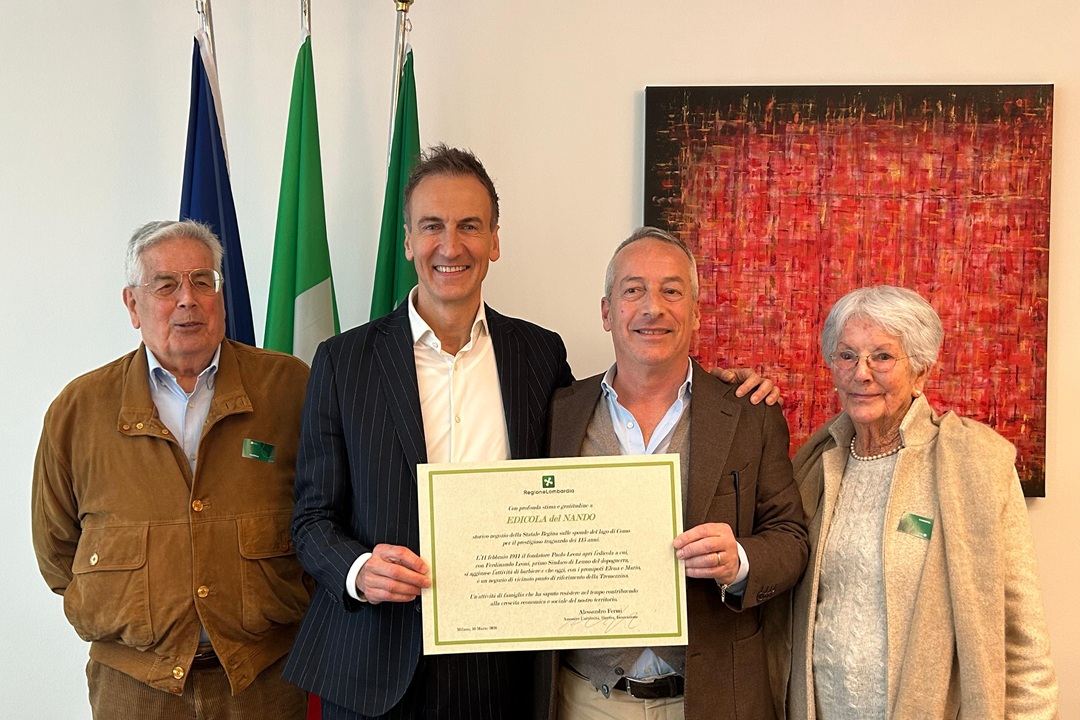 assessore Fermi con il proprietario dell'edicola del Nando in occasione della celebrazione dei 115 anni di attività