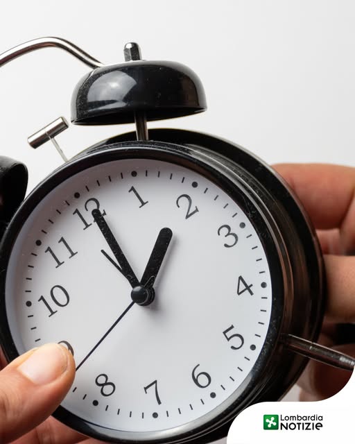 ⏰ Questa notte non dimenticatevi di spostare le lancette dell’orologio avanti di 60 minuti. Si dormirà un’ora in meno, ma avremo più luce la sera e le giornate si allungheranno. 
L’ora legale resterà in vigore fino alla notte fra sabato 24 e domenica 25 ottobre 2026.

#lombardianotizieonline