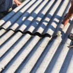 Il Ministero ha espresso la propria condivisione circa la candidatura di Broni (PV) per la prossima Conferenza Nazionale Amianto. Nella foto la rimozione di un pannello di amianto