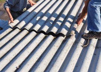 Il Ministero ha espresso la propria condivisione circa la candidatura di Broni (PV) per la prossima Conferenza Nazionale Amianto. Nella foto la rimozione di un pannello di amianto