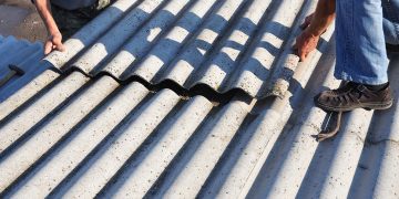 Il Ministero ha espresso la propria condivisione circa la candidatura di Broni (PV) per la prossima Conferenza Nazionale Amianto. Nella foto la rimozione di un pannello di amianto