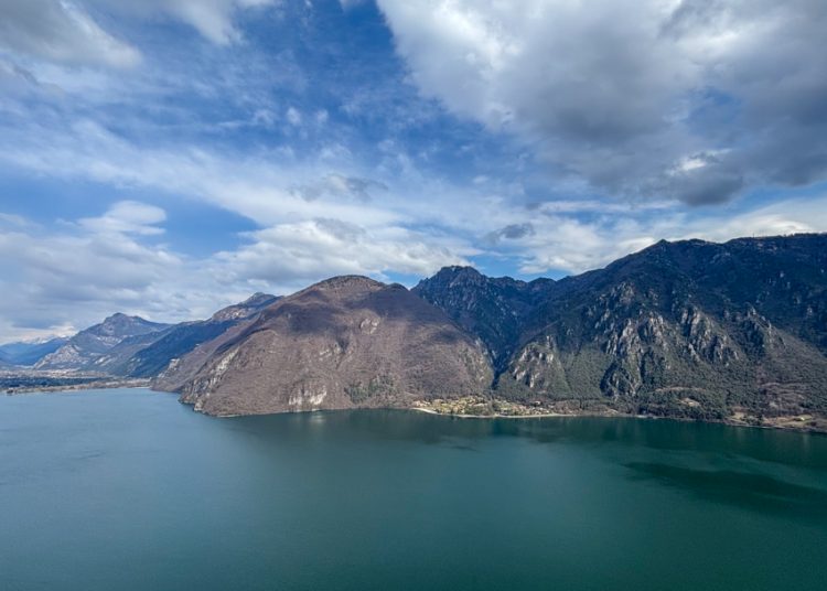 immagine dall'alto di un lago nella zona dell'Area Interna Valtrompia
