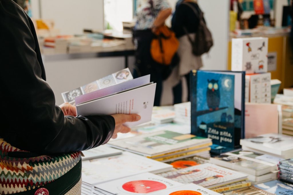 Presentata la nuova edizione del Salone del Libro di Torino, nella foto uno stand in cui sono esposti alcuni volumi