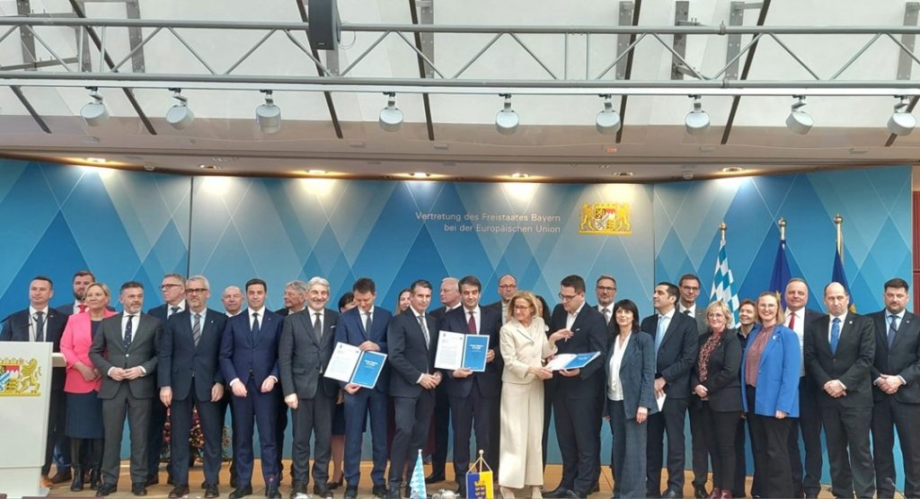 Politica di coesione: per il sottosegretario Raffaele Cattaneo (quarto da sinistra nella foto di gruppo) è necessario che la Ue rispetti l'autonomia delle regioni.