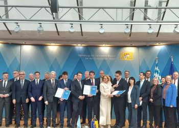 Politica di coesione: per il sottosegretario Raffaele Cattaneo (quarto da sinistra nella foto di gruppo) è necessario che la Ue rispetti l'autonomia delle regioni.