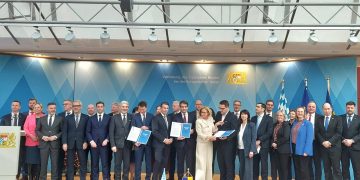 Politica di coesione: per il sottosegretario Raffaele Cattaneo (quarto da sinistra nella foto di gruppo) è necessario che la Ue rispetti l'autonomia delle regioni.