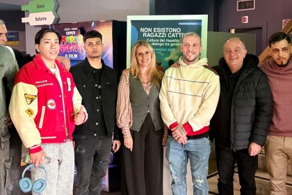 In foto l’assessore regionale alla Cultura, Francesca Caruso, insieme a don Burgio nel corso dell’incontro promosso da Regione Lombardia a teatro a Varese con tanti giovani presenti