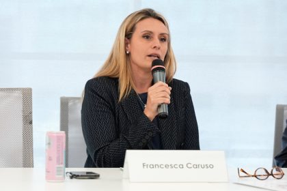 Foto generica dell'assessore Caruso che commenta nel cs il bando su lombardia sale spettacolo