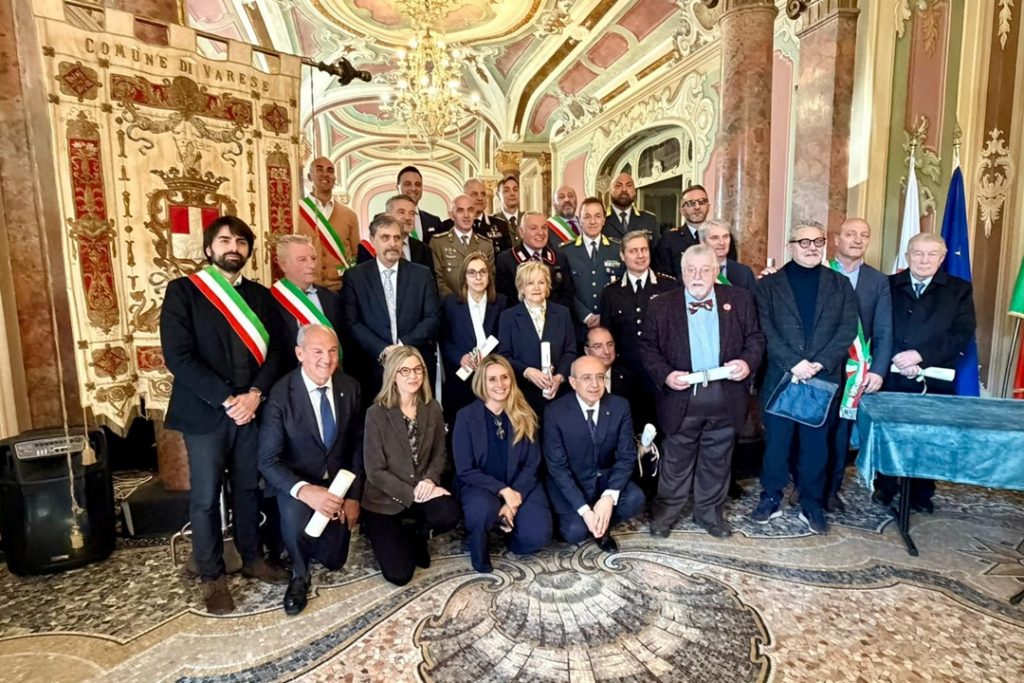 In foto l’assessore regionale alla Cultura, Francesca Caruso, alla cerimonia di consegna delle Onorificenze al Merito della Repubblica Italiana, a Palazzo Estense a Varese, insieme ai cittadini premiati