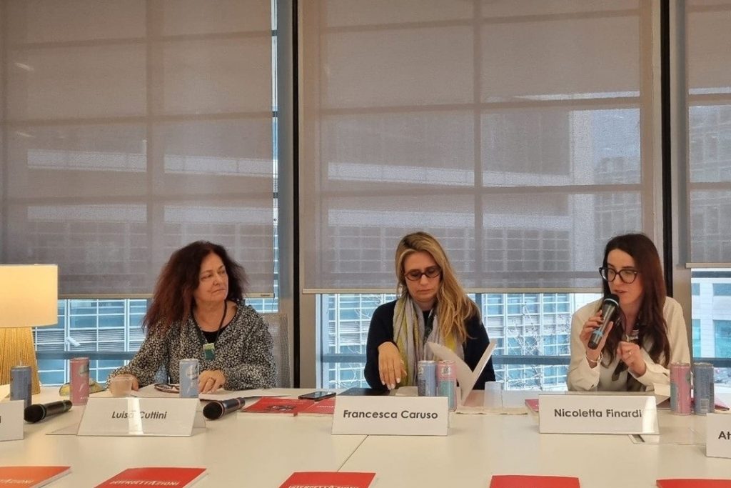 L'assessore alla Cultura di Regione Lombardia Francesca Caruso alla conferenza stampa del progetto di residenza artistica Intercettazioni