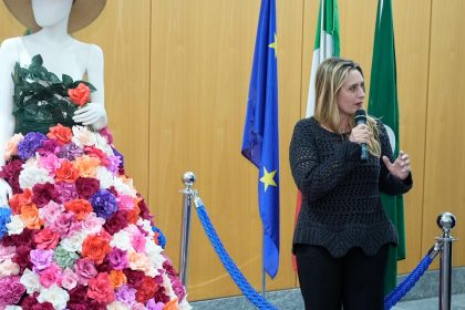 L'assessore alla Cultura Francesca Caruso interviene all'inaugurazione a Palazzo Lombardia della ‘Dama dei Fiori’, una figura scenografica dalle sembianze femminili, a grandezza naturale, vestita interamente con 750 fiori di carta crespa realizzati a mano, simbolo della candidatura Unesco della Festa di Santa Croce (Monte Isola)