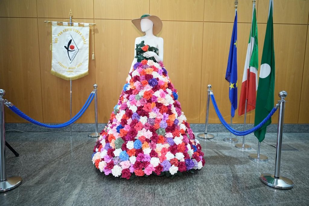 Inaugurata a Palazzo Lombardia la 'Dama dei Fiori', simbolo della candidatura Unesco della Festa di Santa Croce (Monte Isola)
