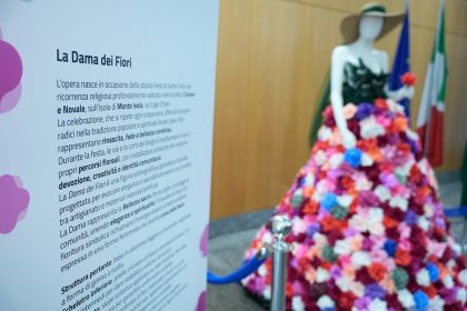 Inaugurata a Palazzo Lombardia la ‘Dama dei Fiori’, una figura scenografica dalle sembianze femminili, a grandezza naturale, vestita interamente con 750 fiori di carta crespa realizzati a mano, simbolo della candidatura Unesco della Festa di Santa Croce (Monte Isola)
