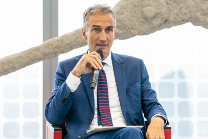 Assessore Alessandro Fermi durante un suo intervento: è seduto e ha il microfono in mano. Foto utilizzata per la Champions League’ delle idee in Regione Lombardia