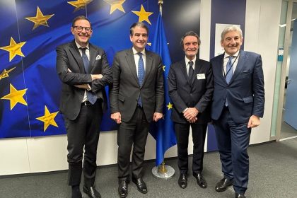 Il presidente della Regione Lombardia Attilio Fontana, l'assessore al Bilancio Marco Alparone, il sottosegretario Raffaele Cattaneo con il vice presidente esecutivo della Commissione europea Raffaele Fitto a Bruxelles