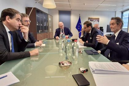 Il presidente della Regione Lombardia Attilio Fontana con il vice presidente esecutivo della Commissione europea Raffaele Fitto a Bruxelles