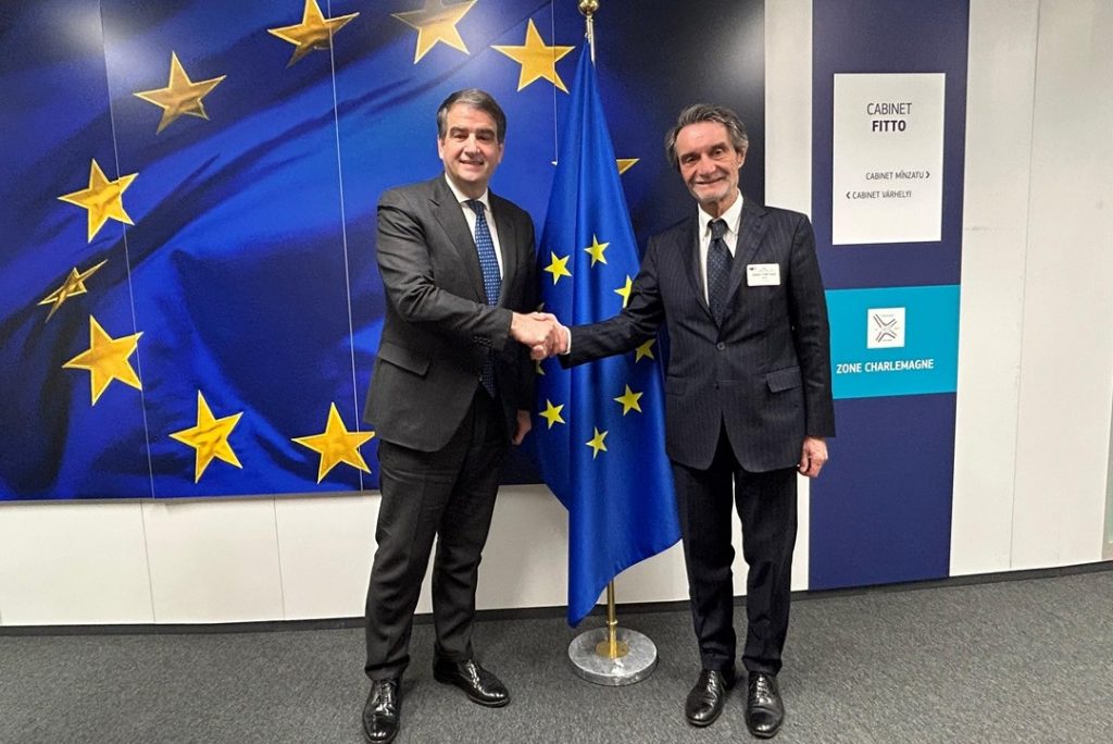 Il presidente della Regione Lombardia Attilio Fontana stringe la mano al vice presidente esecutivo della Commissione europea Raffaele Fitto a Bruxelles