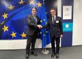 Il presidente della Regione Lombardia Attilio Fontana stringe la mano al vice presidente esecutivo della Commissione europea Raffaele Fitto a Bruxelles