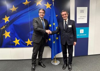 Il presidente della Regione Lombardia Attilio Fontana stringe la mano al vice presidente esecutivo della Commissione europea Raffaele Fitto a Bruxelles