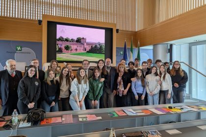 Attilio Fontana ed Elena lucchini insieme agli studenti dell'Istituto agrario di Voghera