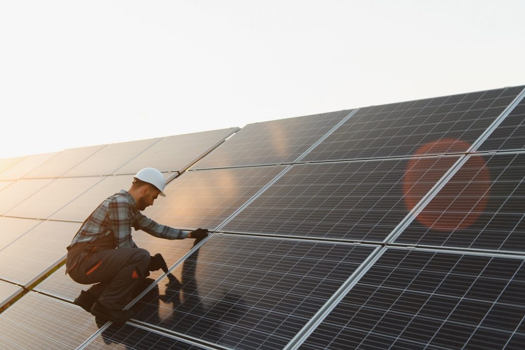 immagine di pannelli fotovoltaici il cui riciclo è finanziato in progetti sostenuti dal bando ricircolo per regione ha deciso il rifinanziamento