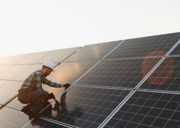 immagine di pannelli fotovoltaici il cui riciclo è finanziato in progetti sostenuti dal bando ricircolo per regione ha deciso il rifinanziamento