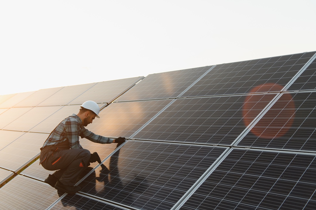 immagine di pannelli fotovoltaici il cui riciclo è finanziato in progetti sostenuti dal bando ricircolo per regione ha deciso il rifinanziamento