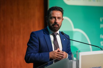 Assessore Paolo Franco durante un suo intervento. Foto utilizzata per articolo su rimozione amianto edifici Aler