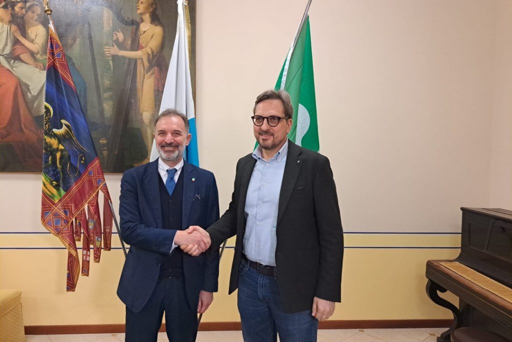 L'assessore regionale allo Sviluppo economico, Guido Guidesi stringe la mano a Massimo Bitonci, assessore alle imprese e commercio della Regione Veneto, a Desenzano del Garda (BS) per l'accordo siglato tra Regione Lombardia e Regione Veneto per aumentare la centralità dei sistemi economici e produttivi dei due territori