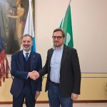L'assessore regionale allo Sviluppo economico, Guido Guidesi stringe la mano a Massimo Bitonci, assessore alle imprese e commercio della Regione Veneto, a Desenzano del Garda (BS) per l'accordo siglato tra Regione Lombardia e Regione Veneto per aumentare la centralità dei sistemi economici e produttivi dei due territori