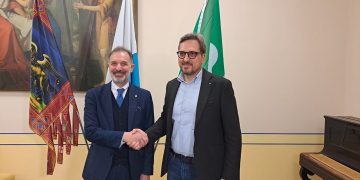 L'assessore regionale allo Sviluppo economico, Guido Guidesi stringe la mano a Massimo Bitonci, assessore alle imprese e commercio della Regione Veneto, a Desenzano del Garda (BS) per l'accordo siglato tra Regione Lombardia e Regione Veneto per aumentare la centralità dei sistemi economici e produttivi dei due territori