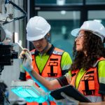 Due giovani operai in una impresa in Lombardia