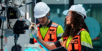 Due giovani operai in una impresa in Lombardia