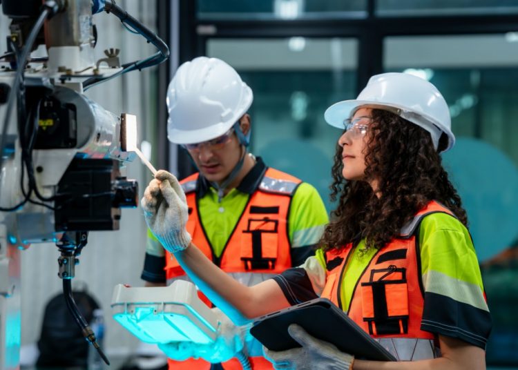Due giovani lavoratori secondo trimestre manifattura 2026