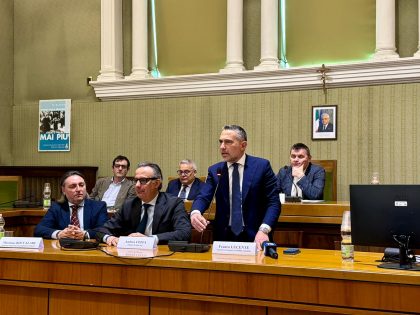 L’assessore regionale ai Trasporti e Mobilità sostenibile, Franco Lucente, ha partecipato a Vigevano (PV) ad un incontro con gli amministratori e sindaci locali per fare il punto sull’andamento della linea ferroviaria R31 Milano Rogoredo-Mortara/Alessandria