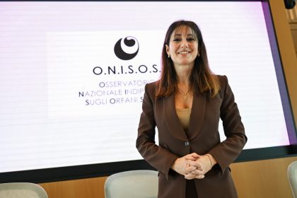 L'assessore Lucchini alla presentazione borse di studio ONISOS per le ricerche a sostegno orfani speciali