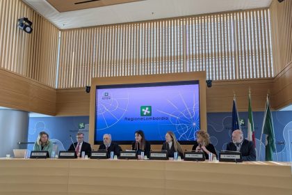 L'assessore regionale alla Famiglia, Solidarietà sociale, Disabilità e Pari opportunità, Elena Lucchini, interviene alla conferenza stampa di presentazione dell’indagine dedicata al benessere giovanile I giovani in Italia - Generazione felice?. In aula la classe più felice d'Italia