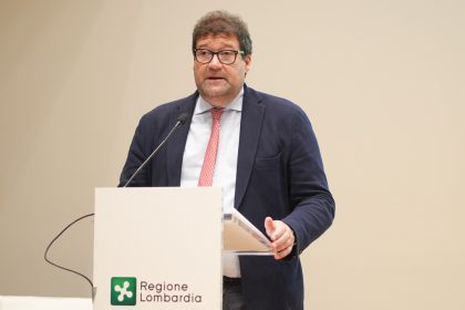 Assessore Giorgio Maione durante un suo intervento. Foto utilizzata per articolo su rimozione amianto edifici Aler