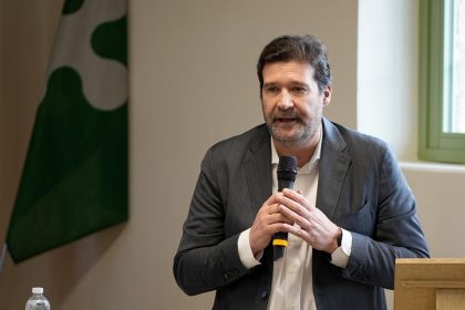 L’assessore regionale all’Ambiente, Giorgio Maione, interviene durante la tappa del tour Area Interna durante la presentazione della strategia dedicata alla Valsabbia Alto Garda
