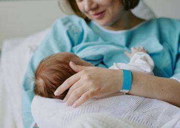 Il progetto PRISMA di cooperazione tra la Lombardia e l'Albania punta a una maggiore sicurezza per il parto, cure migliori per i neonati e una rete di emergenza più efficiente. In questa foto una madre con il proprio figlio appena nato